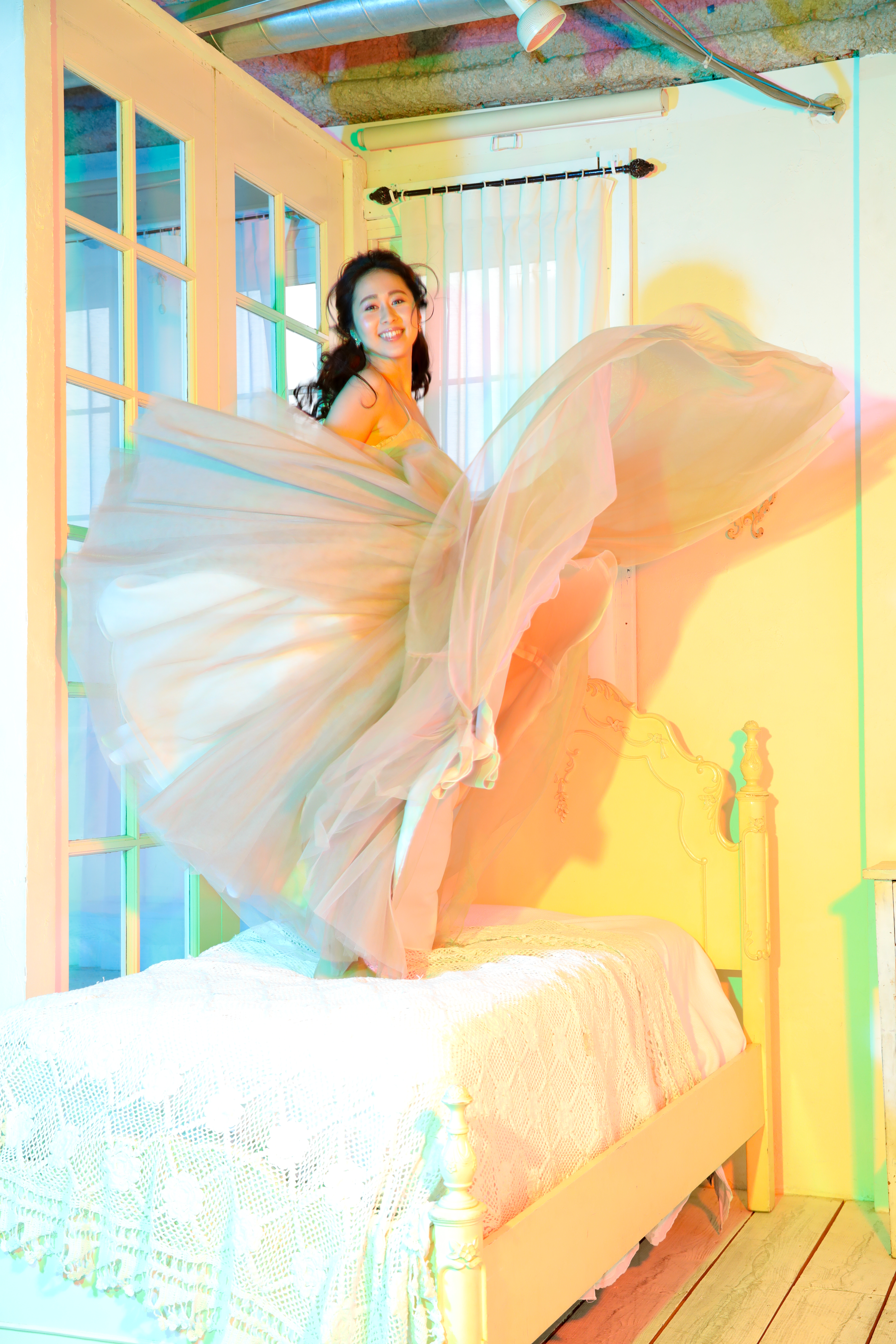 ドレスも髪も、飛び跳ねろ！自由な瞬間が最高の一枚